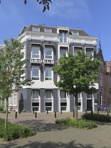908653 Gezicht op het winkelhoekpand Schoolplein 7 te Utrecht, met links de Schoolstraat en op de voorgevel de ...